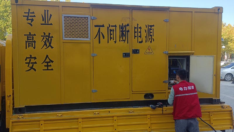 绿园柴油发电机组和UPS电源配合使用时，如何避免切换过程中的电力中断？